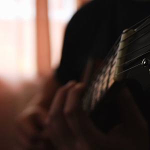 一边操逼一边打电话,操她
